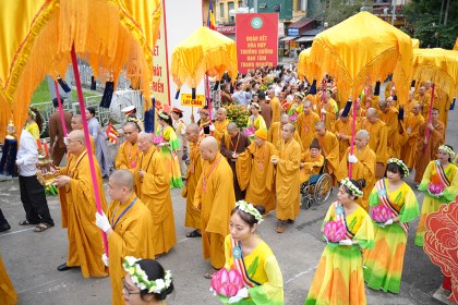 Cung nghinh Chư tôn Giáo phẩm từ chùa Quán Sứ quang lâm Hội trường Cung Văn hóa Hữu nghị 